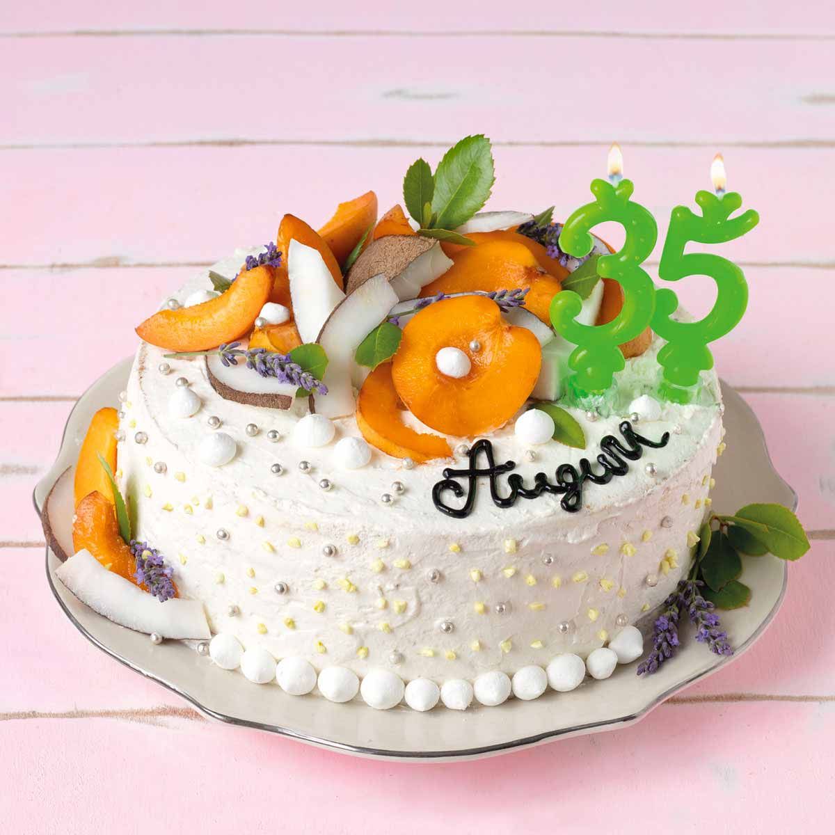 Torta di compleanno con crema chantilly al cocco e albicocche