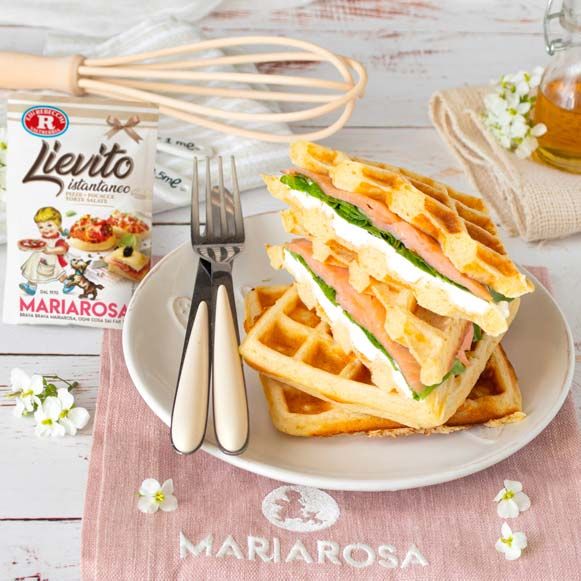 Waffle con salmone, rucola e formaggio spalmabile