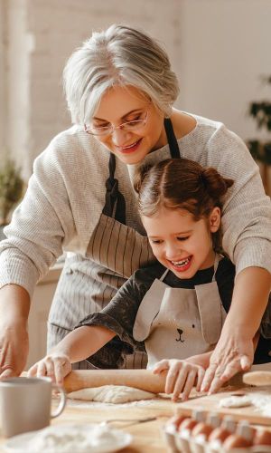 Nonna e nipote che impastano la frolla di Mariarosa