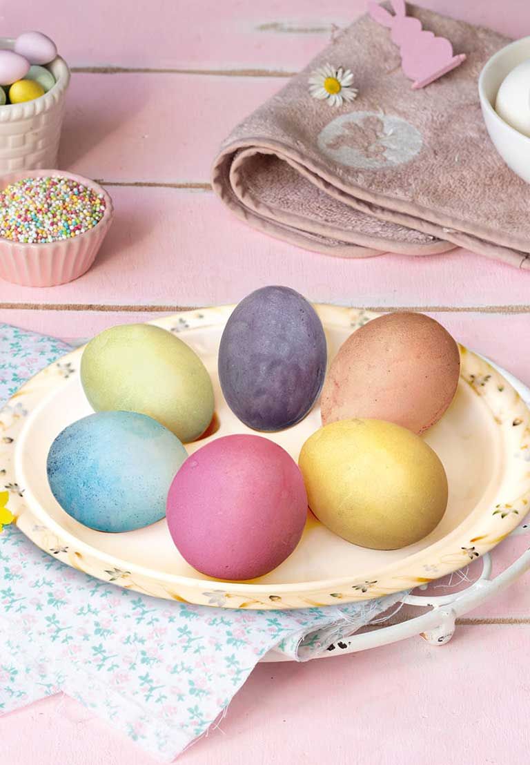 Uova sode con guscio colorate con estratto vegetale Torta Natura