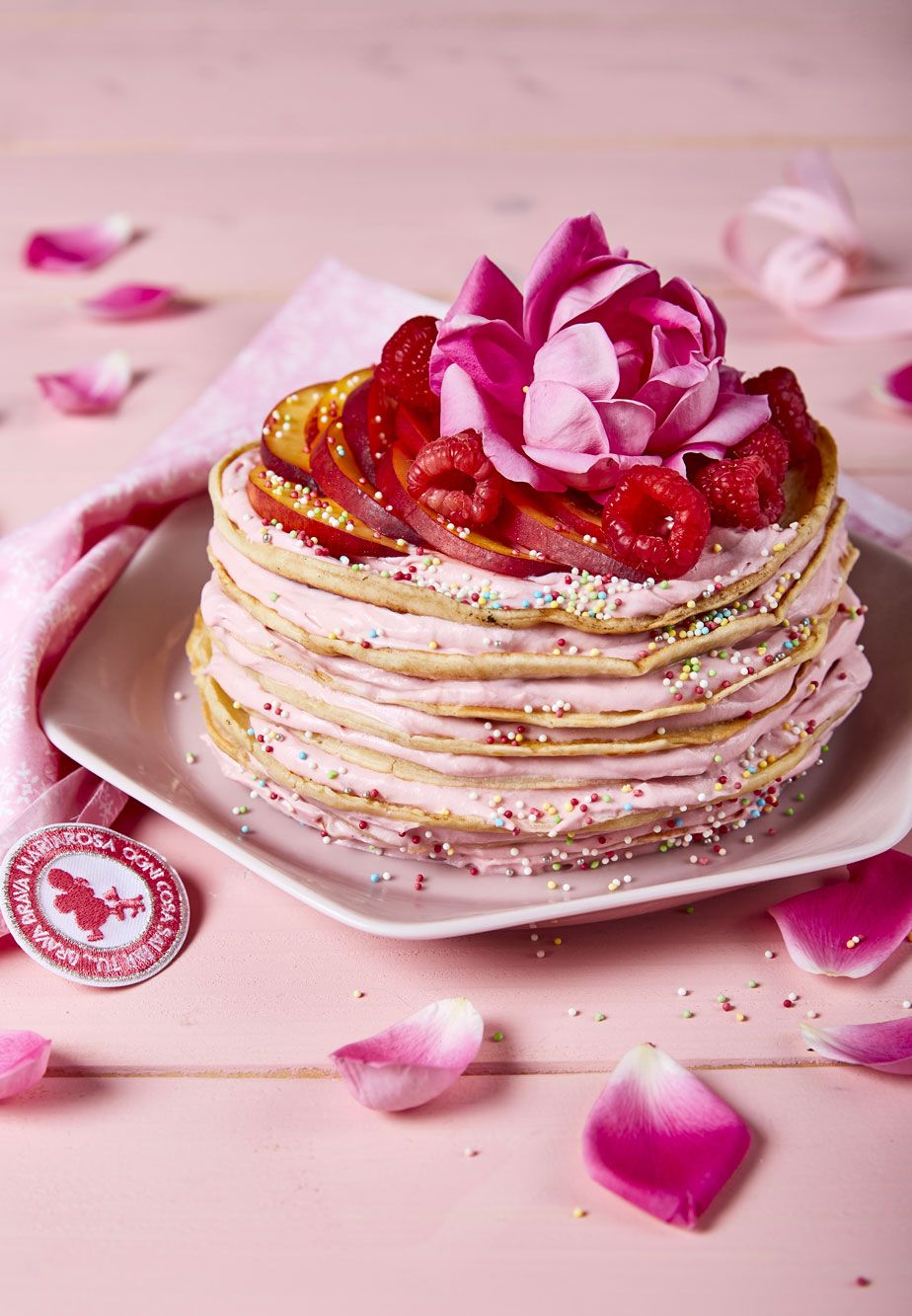 Crepes cake con crema rosa