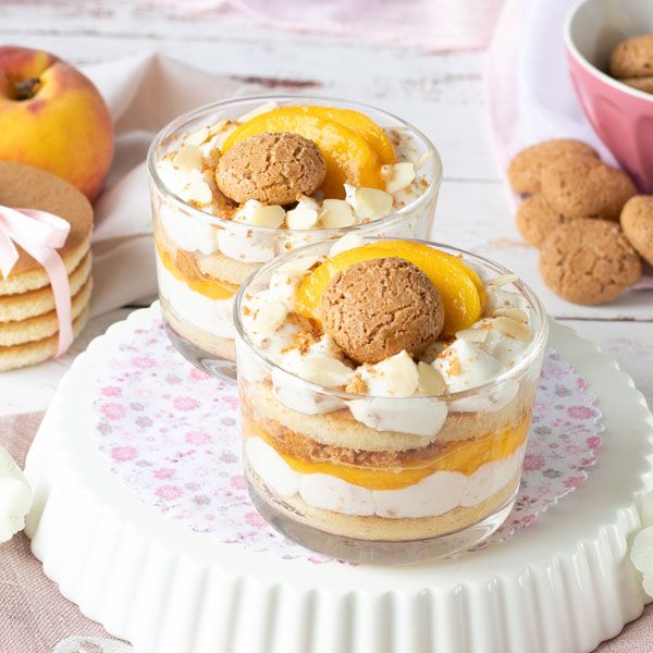 Bicchierini con crema agli amaretti e pesche