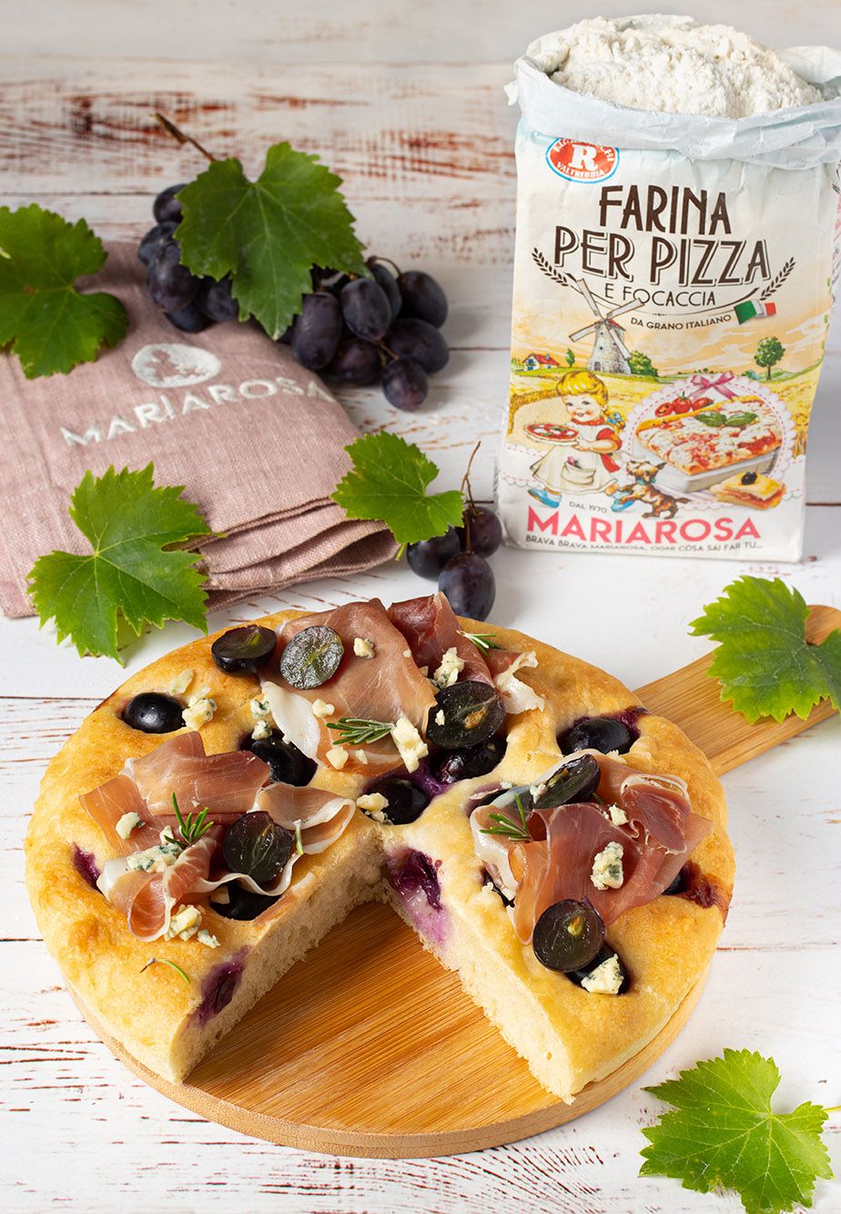 Focaccia gourmet all'uva con prosciutto crudo e gorgonzola