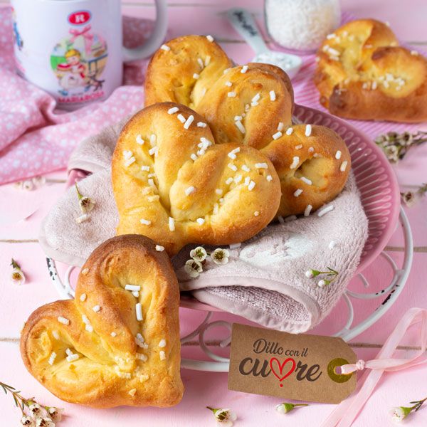 Brioches a cuore con granella di zucchero