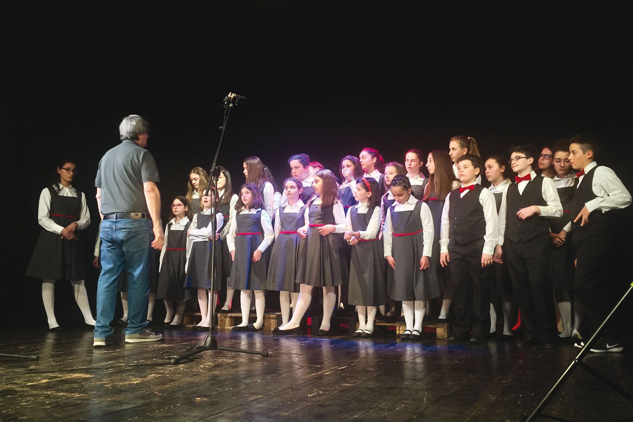 Il Coro Farnesiano di Piacenza canta il Jingle di Mariarosa