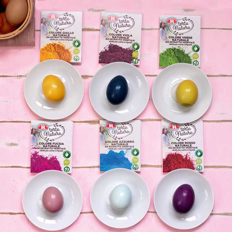 Uova sode sgusciate colorate con estratto vegetale