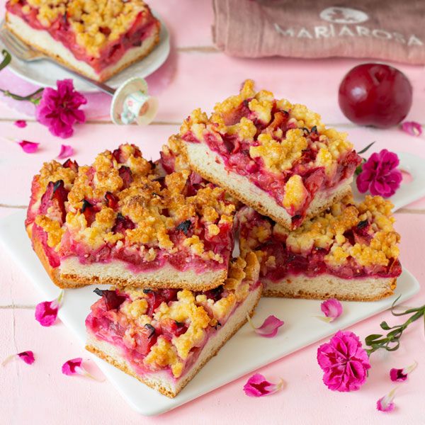 Brioche alle prugne con crumble al marzapane 