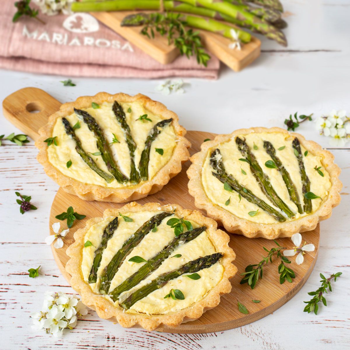 Crostatine con crema di formaggio e asparagi