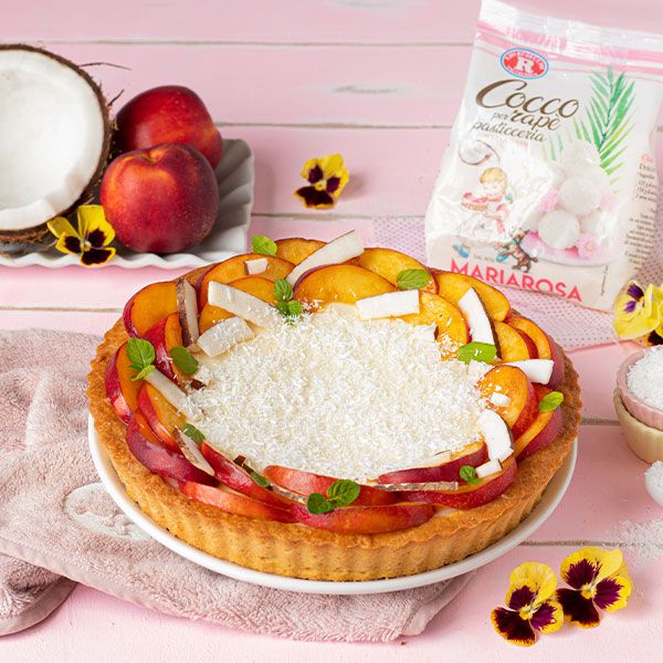 Crostata con panna cotta al cocco, pesche e cocco fresco