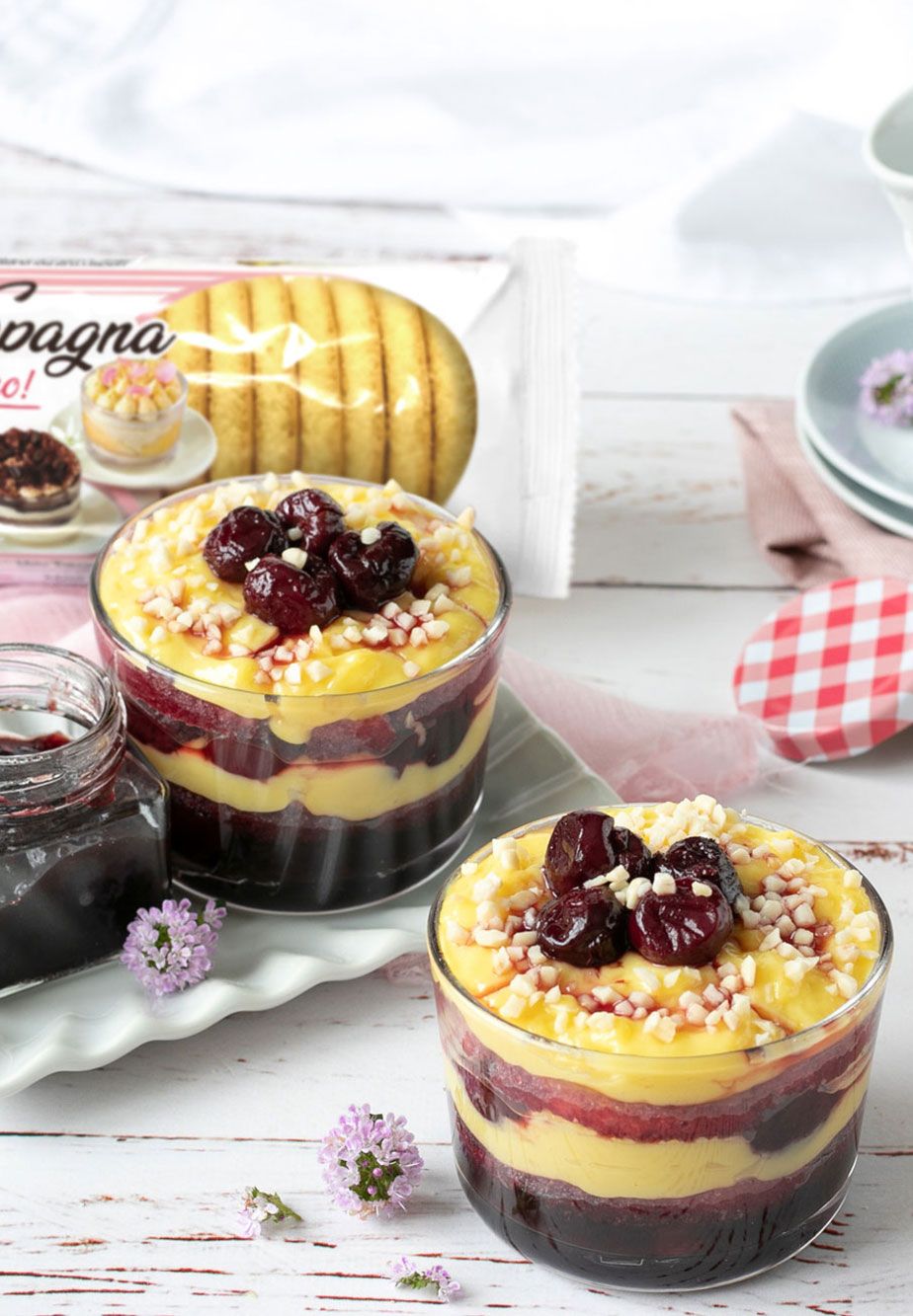 Dessert con crema pasticcera e composta di ciliegie