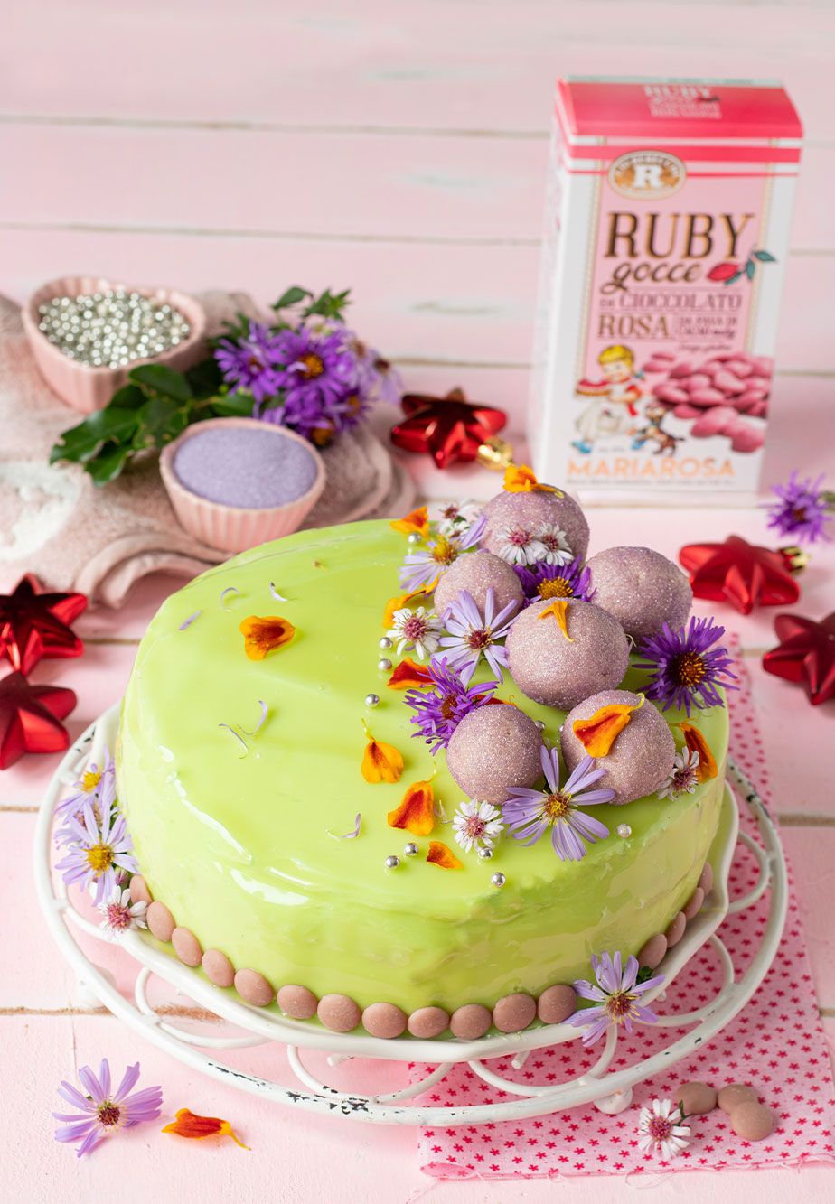 Torta glassata al tè matcha Con praline al cioccolato ruby