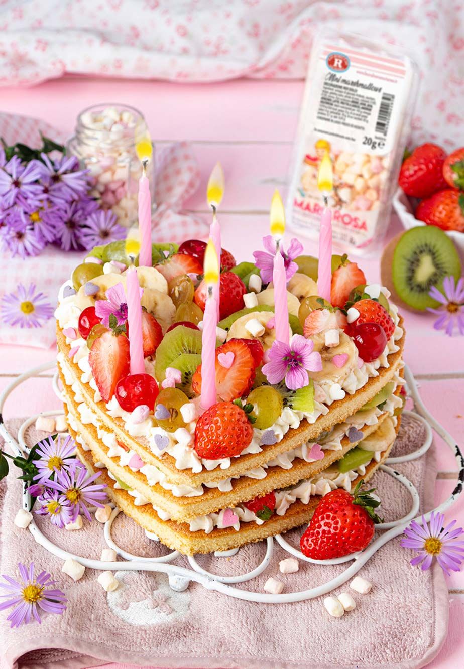 Torta  di compleanno  a cuore con frutta fresca di Mariarosa