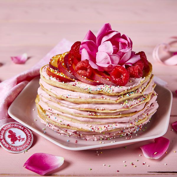 Crepes cake con crema rosa