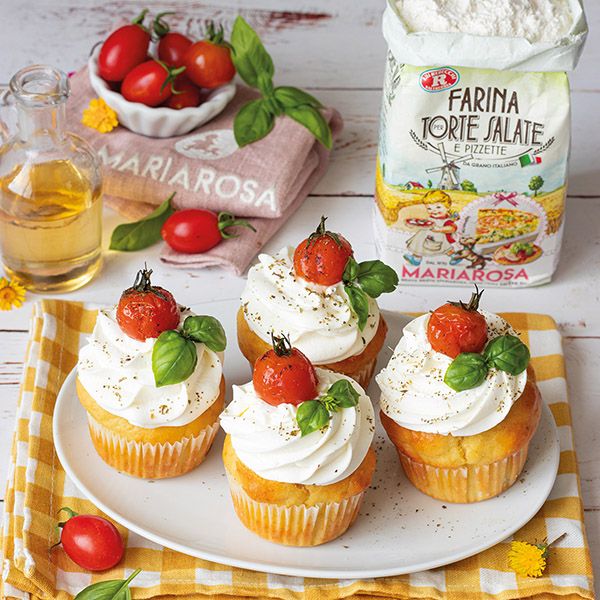 Cupcake salati con frosting al formaggio e pomodori