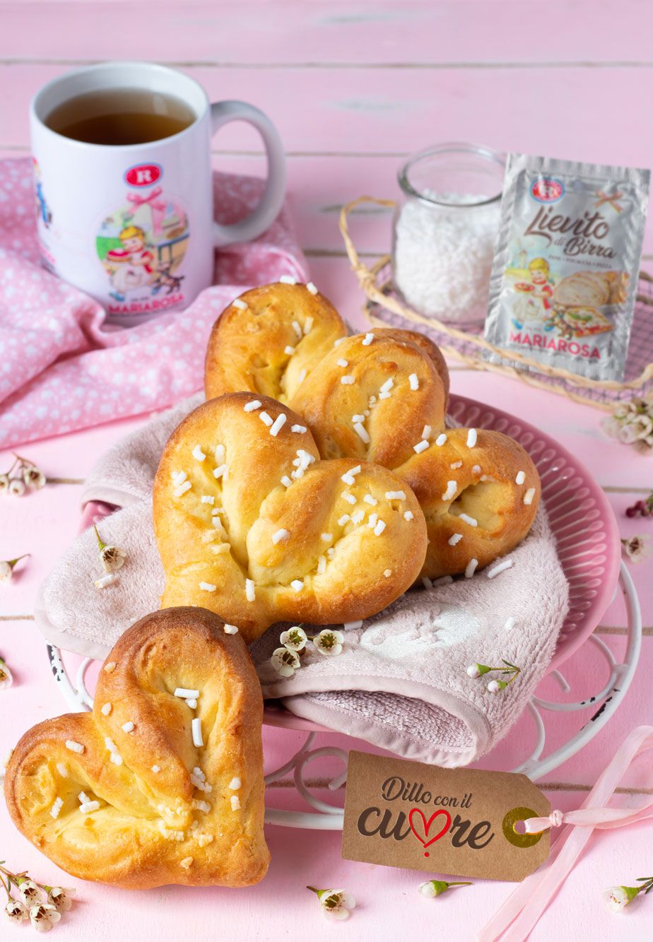 Brioches a cuore con granella di zucchero