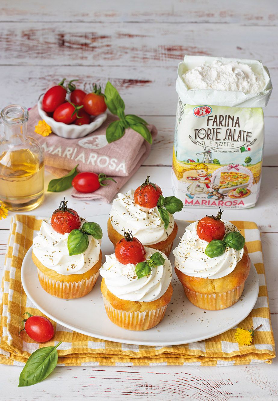 Cupcake salati con frosting al formaggio e pomodori