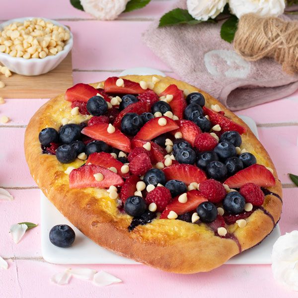 Pizza dolce con frutti di bosco