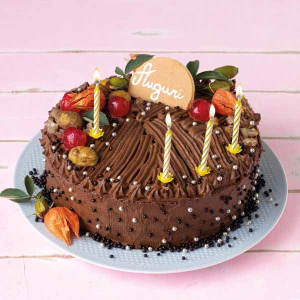 Torta di compleanno al cioccolato con le castagne