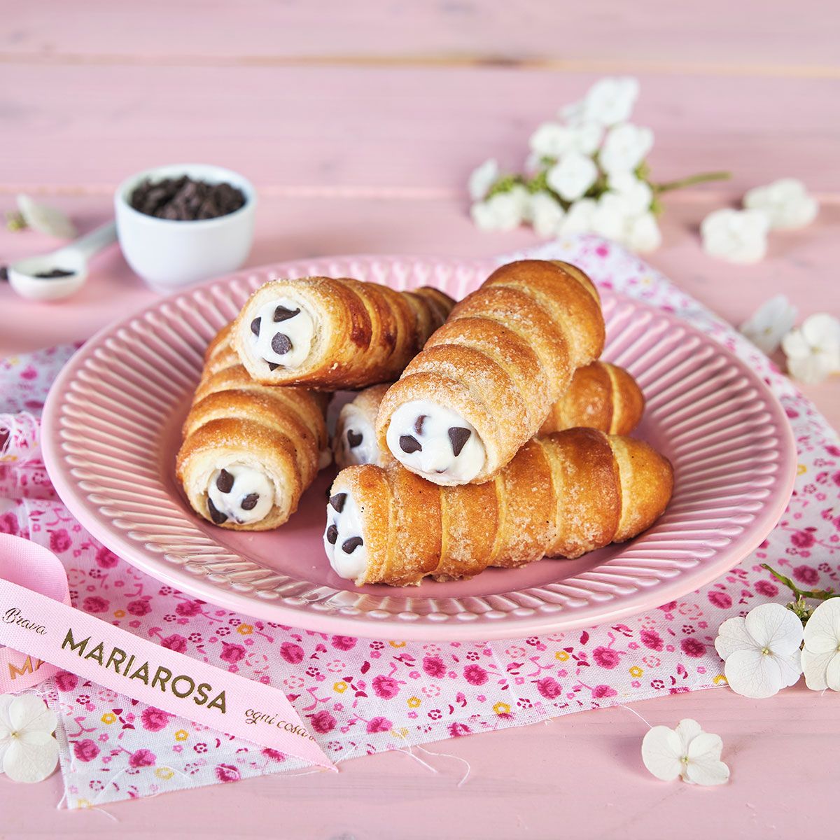 cannoncini con crema di ricotta e gocce di cioccolato