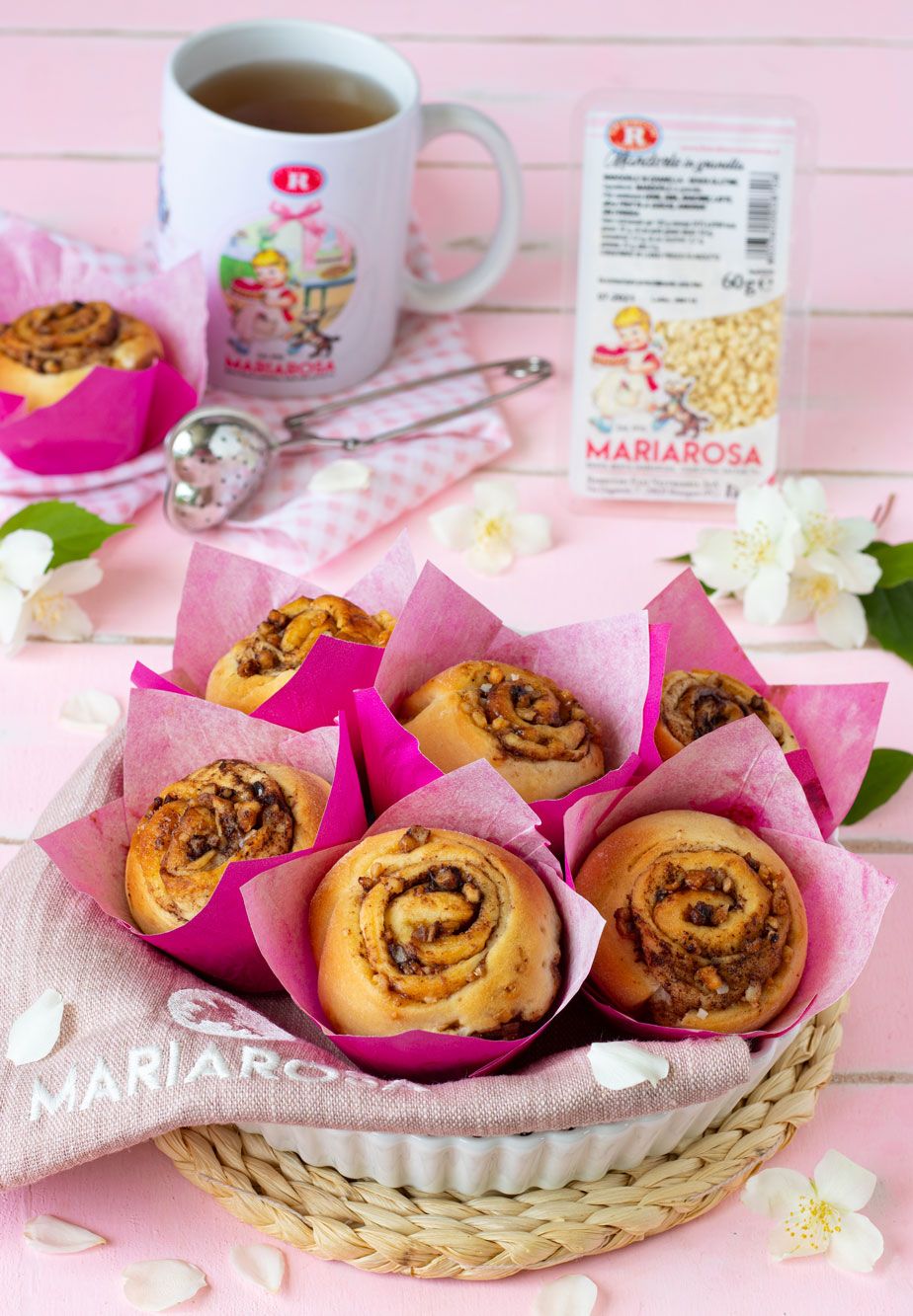 Brioches arrotolate con farcitura alle mandorle