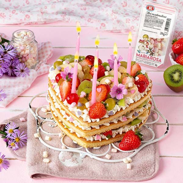 Torta di compleanno a cuore con frutta fresca Mariarosa