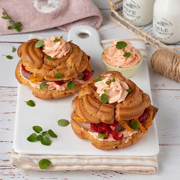 Zeppole con crema al pomodoro roast beef e peperoni