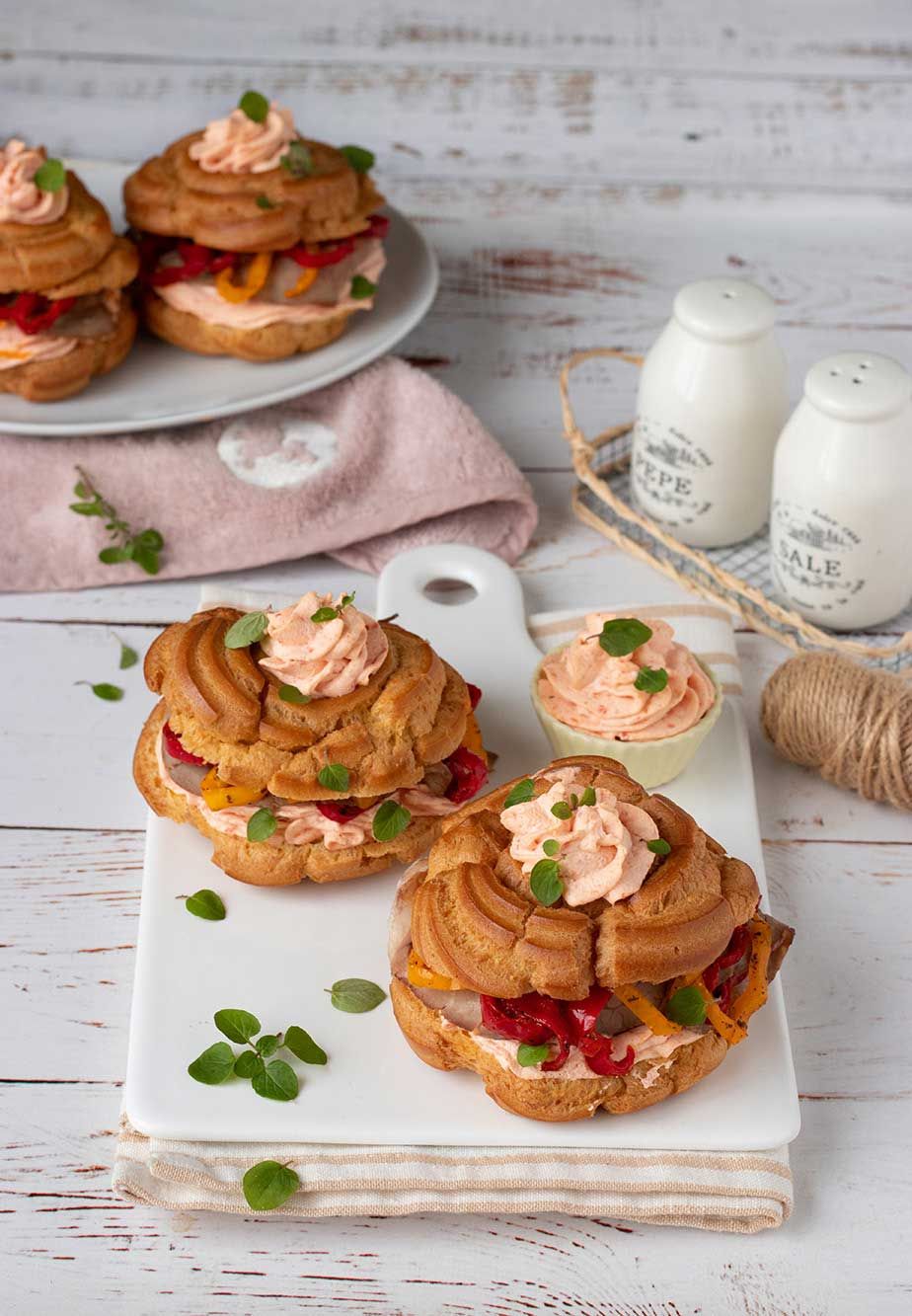 Zeppole con crema al pomodoro roast beef e peperoni