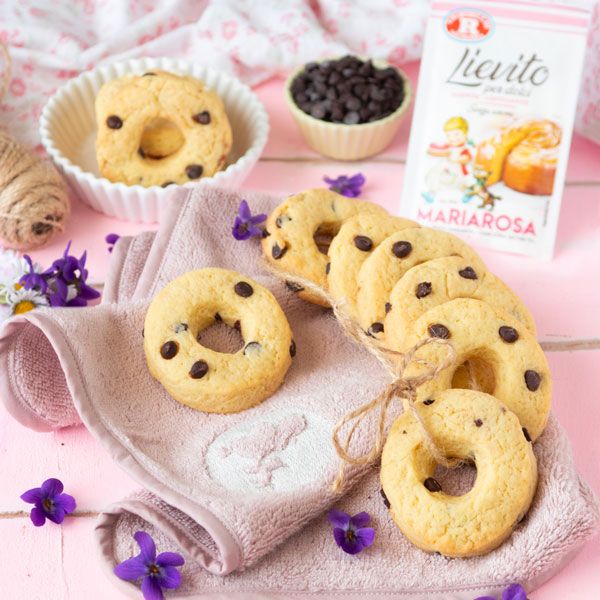 Ciambelline di frolla e gocce di cioccolato