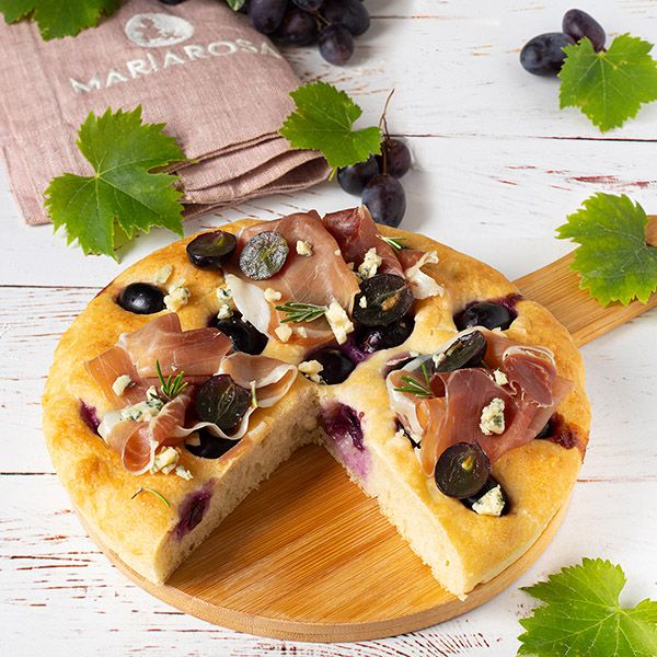 Focaccia gourmet all'uva con prosciutto crudo e gorgonzola