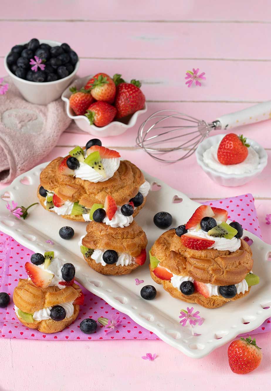 Zeppole con frutta e crema allo yogurt greco